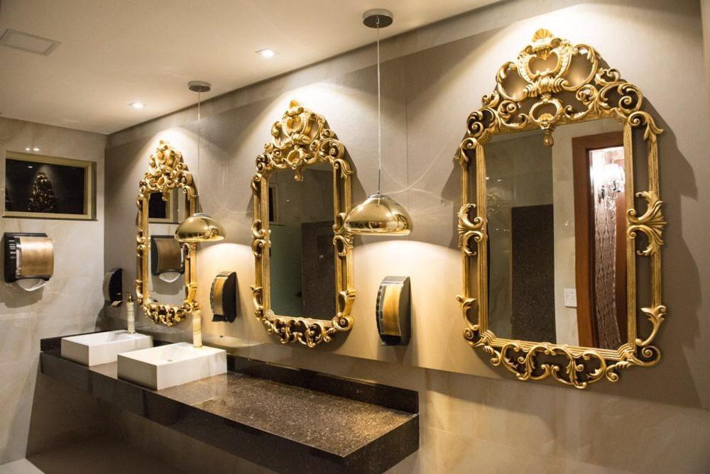 Golden Lis Hotel Boutique جويانيا المظهر الخارجي الصورة The bathroom at the restaurant