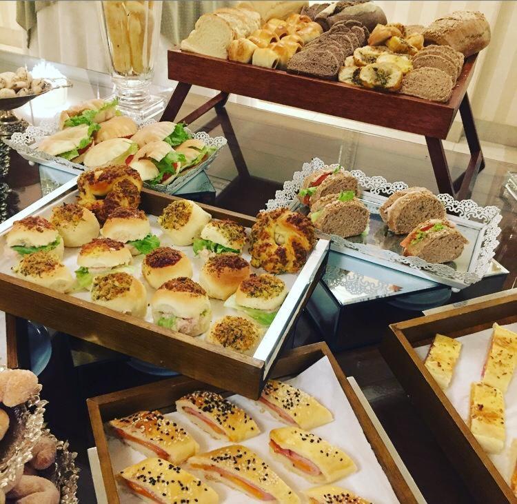 Golden Lis Hotel Boutique جويانيا المظهر الخارجي الصورة A selection of canapés