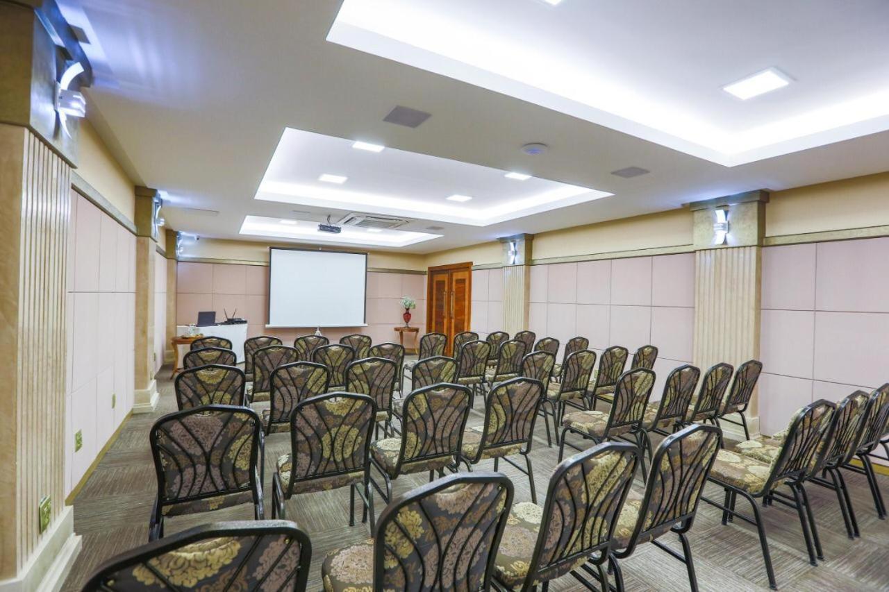 Golden Lis Hotel Boutique جويانيا المظهر الخارجي الصورة A meeting room at the hotel