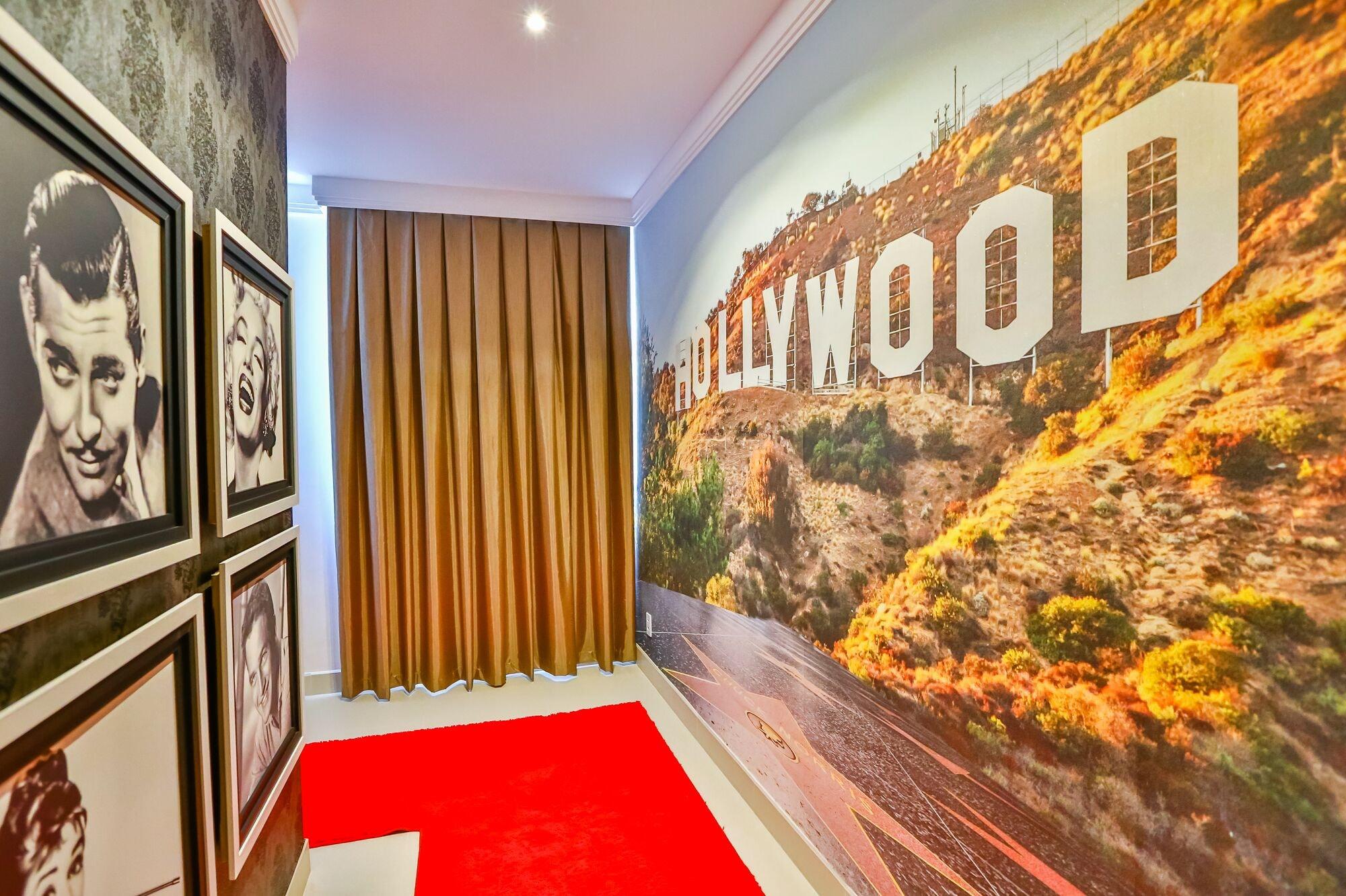 Golden Lis Hotel Boutique جويانيا المظهر الخارجي الصورة The interior of the Hollywood Museum