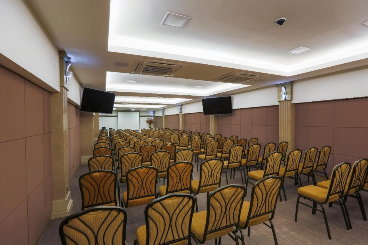 Golden Lis Hotel Boutique جويانيا المظهر الخارجي الصورة A meeting room