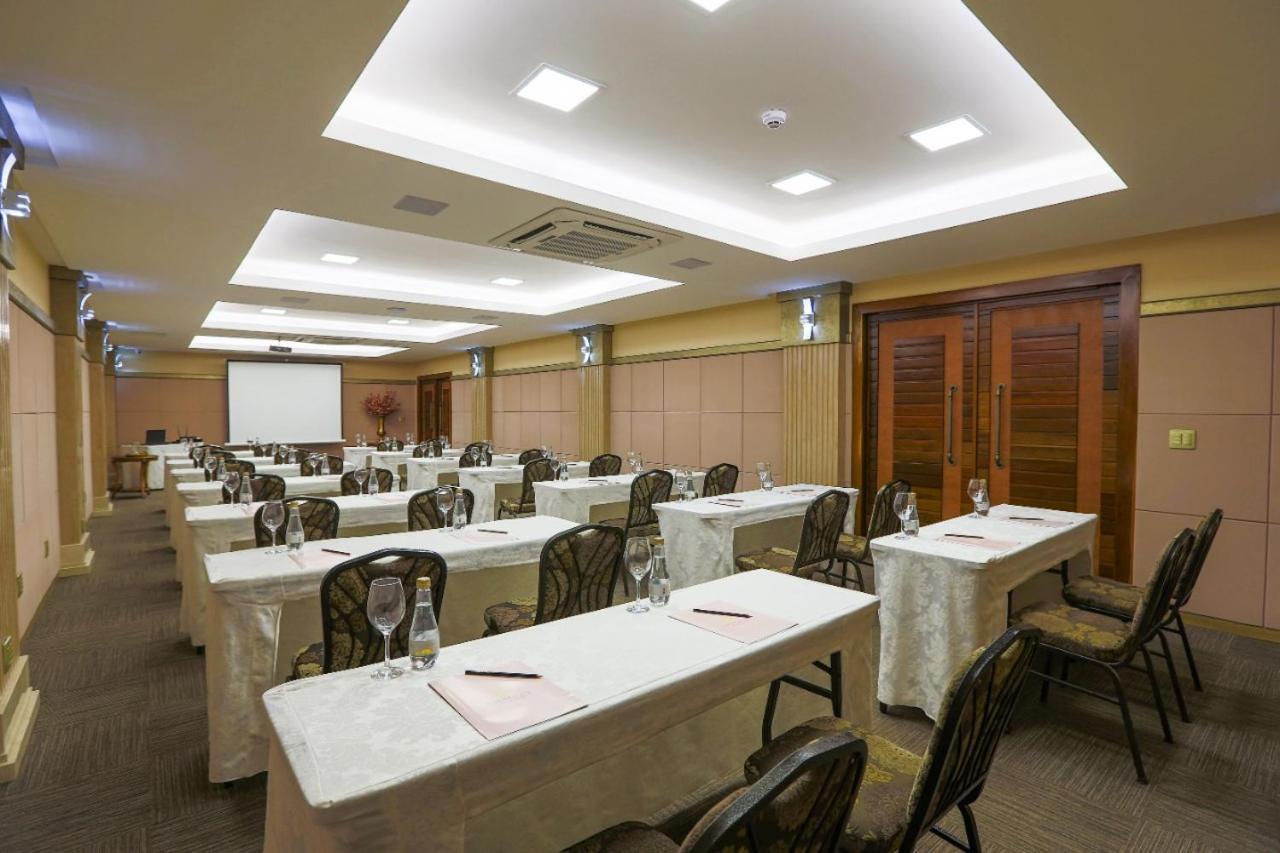 Golden Lis Hotel Boutique جويانيا المظهر الخارجي الصورة Meeting room